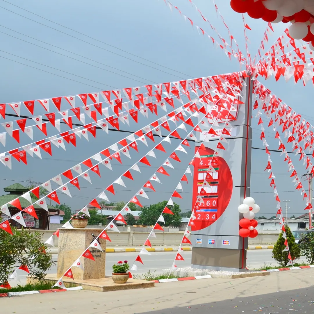 İpe Dizili Üçgen Bayrak, Süsleme Bayrakları
